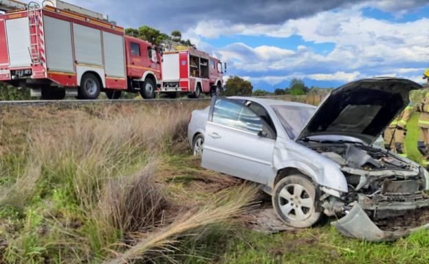 Un joven, herido leve tras volcar con su coche en la carretera de Rosalejo