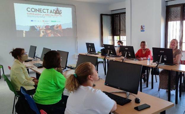 El programa ConectadAs anima a las mujeres a formarse en verano