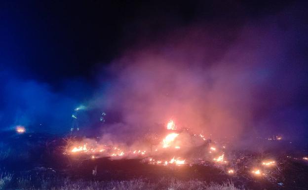 Declarado un incendio en las cercanías de la ermita de Talayuela