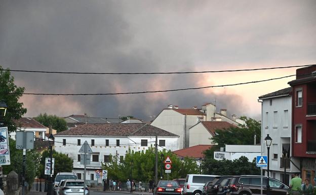 El incendio de Villanueva de la Vera queda controlado y los niños evacuados regresan al campamento