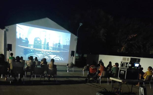 Santa María y Barquilla disfrutan del Cine de Verano de AUPEX