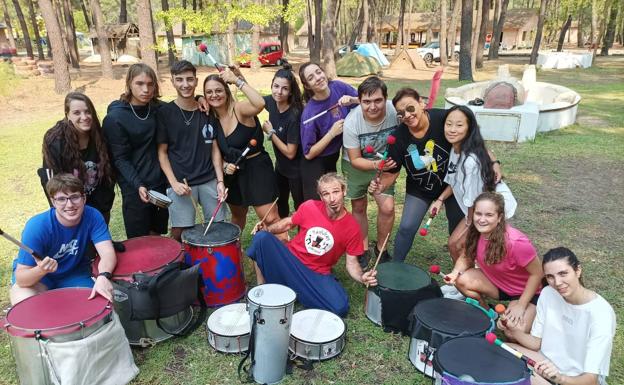 El circo a modo de pasacalles invade Talayuela esta noche