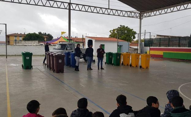 Entrega de contenedores de reciclaje en el CEIP Gonzalo Encabo