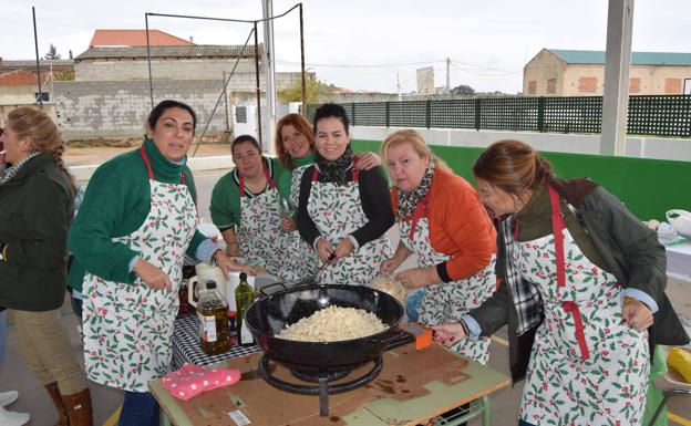 El tradicional Concurso de Migas organizado por el Ayuntamiento se celebra con una buena acogida de participantes