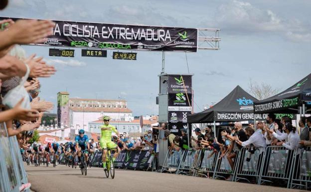 Talayuela protagonista en la segunda etapa de la Vuelta a Extremadura