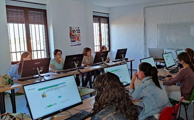 El programa ConectadAs Extremadura comienza 2023 ampliando su presencia en el territorio