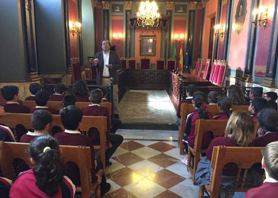 Cerca de 200 menores pasan por el Ayuntamiento para conmemorar el día de la Constitución