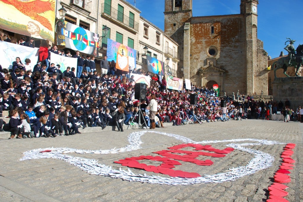 Alumnos de diferentes centros educativos se unen por la paz