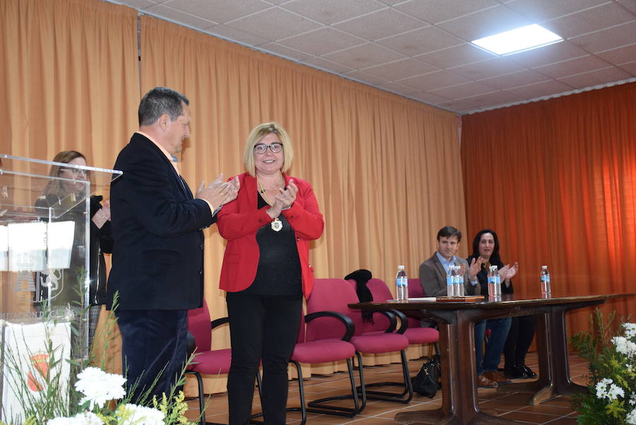 Charo Cordero recoge la Medalla de Herguijuela por su labor por el mundo rural