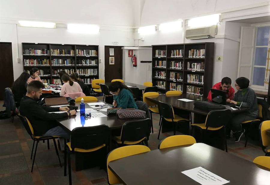 La biblioteca municipal adapta un juego de enigmas para fomentar la lectura