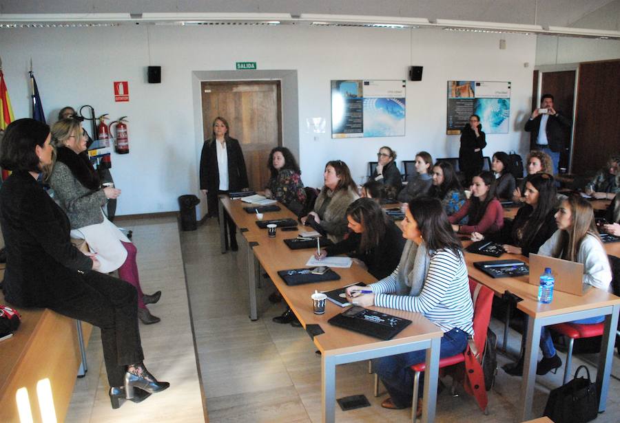 Cerca de cuarenta emprendedoras se reúnen en un encuentro profesional