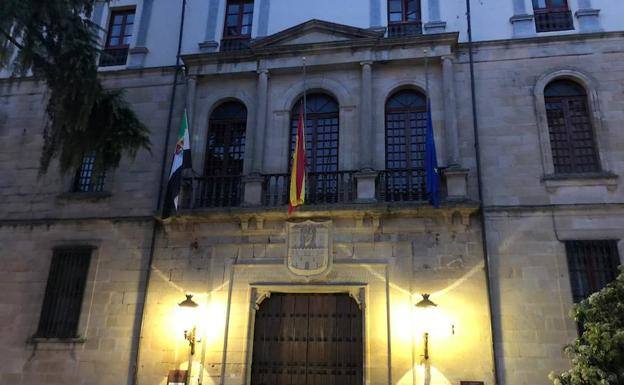 La ciudad se viste de luto tras la muerte de un niño de dos años en una piscina