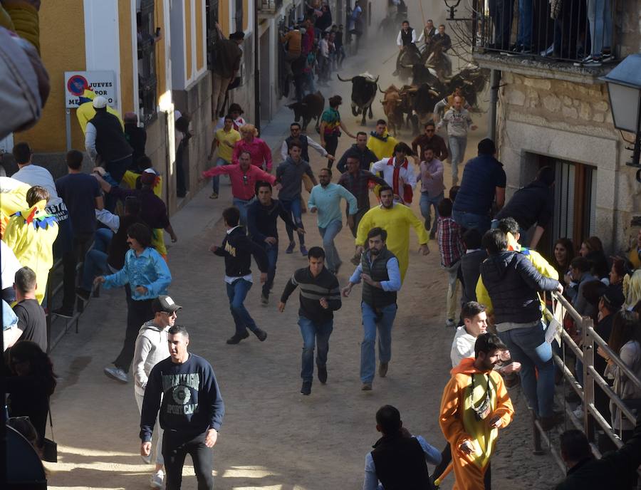 Cientos de personas se echan a la calle para disfrutar de los festejos taurinos