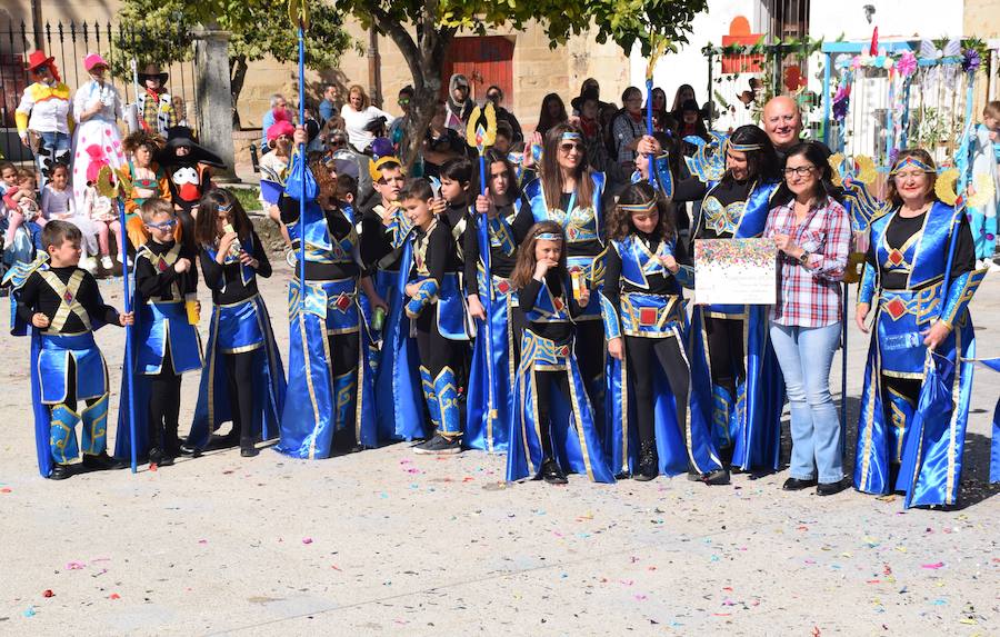 La población vive un bonito día de Carnaval con los desfiles