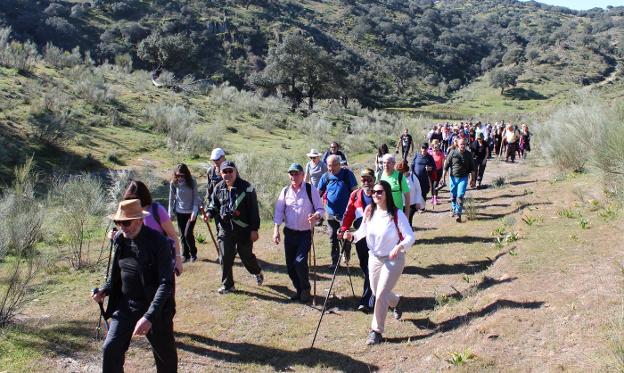 La ruta por los riberos del Magasca reúne a 110 senderistas
