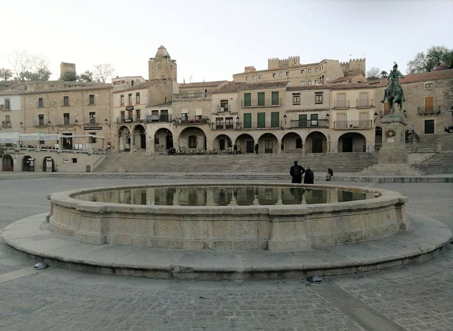El PSOE critica la obra realizada en el pilar de la plaza Mayor