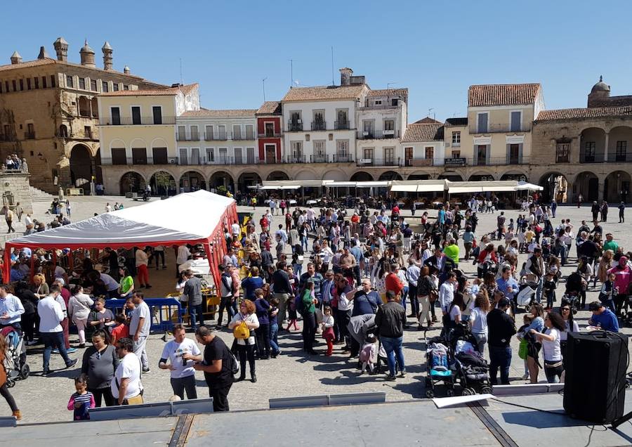 El corte solidario de jamón obtiene 4.000 euros limpios para el niño Carlos Rigote