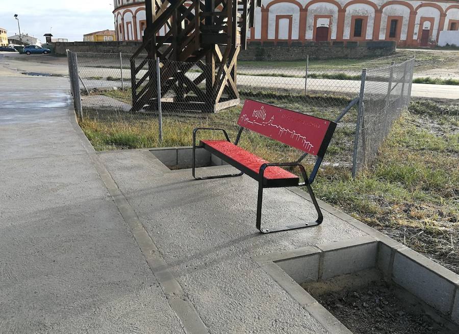 La ronda de San Lázaro y otras zonas de la ciudad estrenan bancos y papeleras