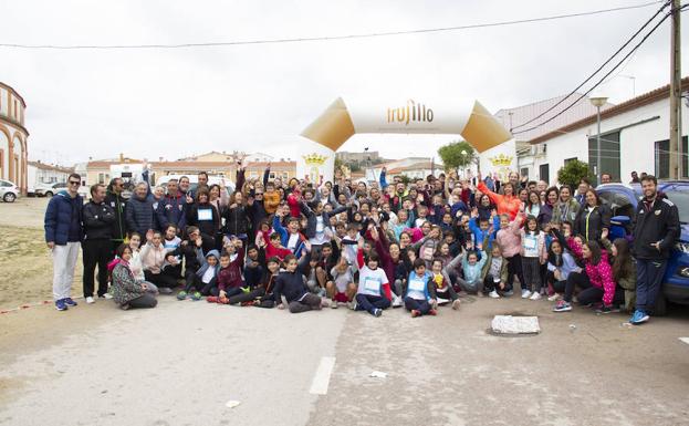 El colegio María de la Paz Orellana arranca su semana cultural con un cross solidario