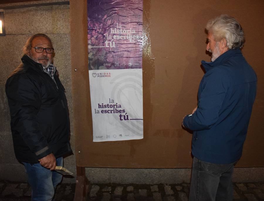Unidas Podemos inició la campaña electoral en Trujillo en la plaza Mayor, con la pega de carteles