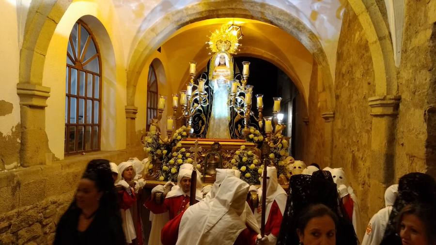 La lluvia apareció anoche al final de las dos procesiones