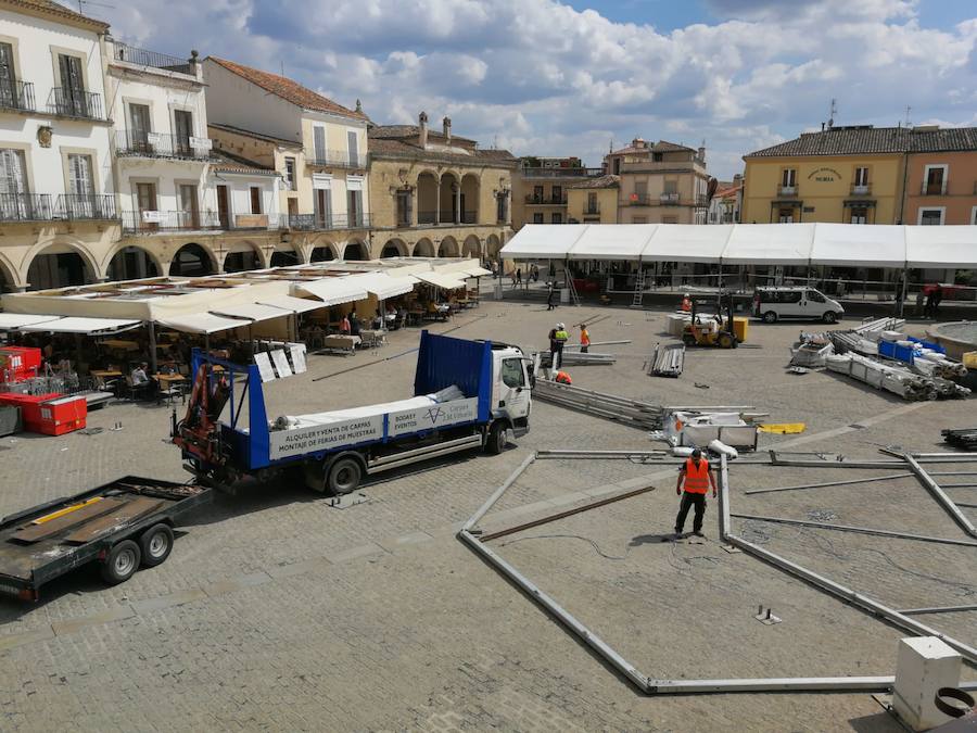 Numerosos vecinos pasan el día en el campo y los turistas llenan la ciudad