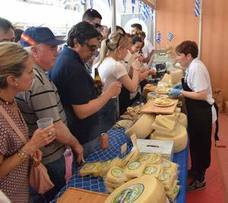 Los quesos de Grecia, un atractivo para los visitantes en la Feria del Queso