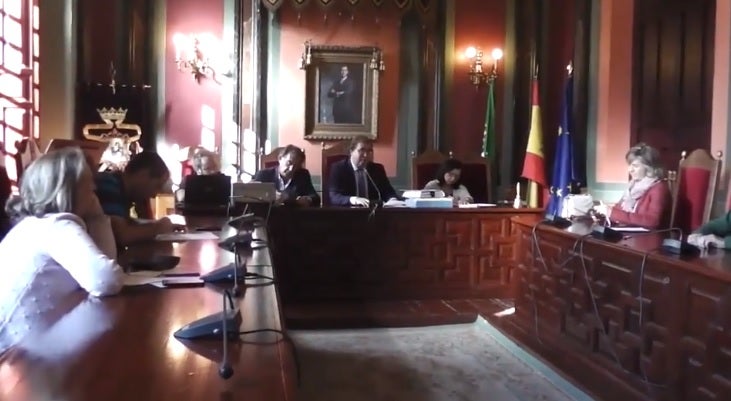 El Pleno da los pasos para la regularización urbanística de una zona de la avenida de Extremadura con negocios