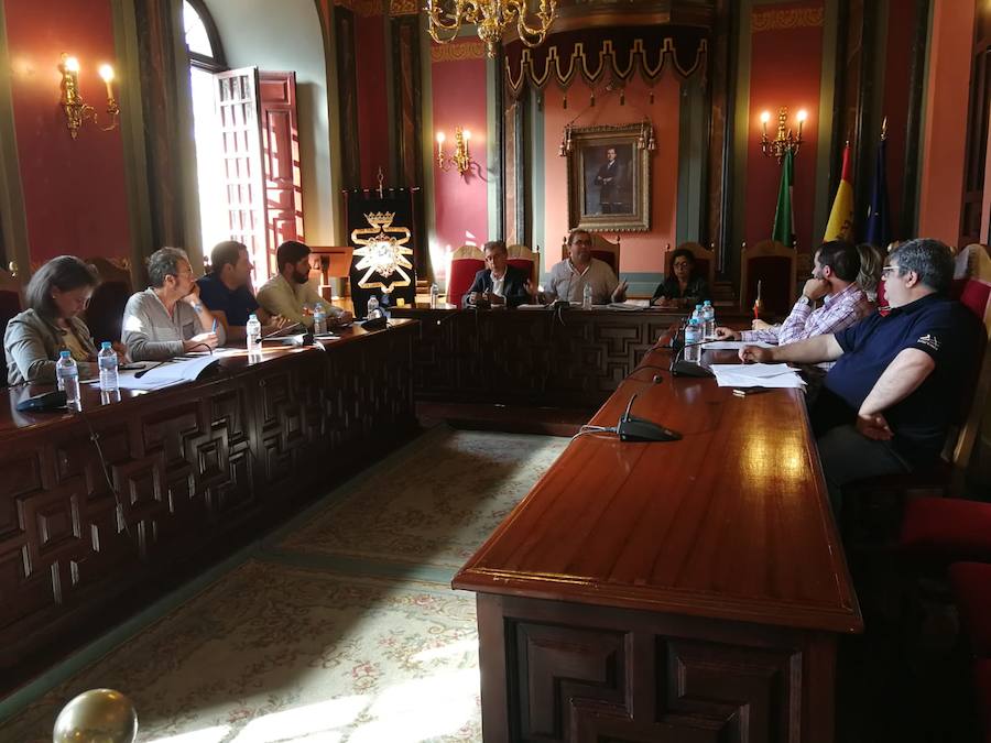 El alcalde vuelve a aclarar la deuda que tiene el Ayuntamiento