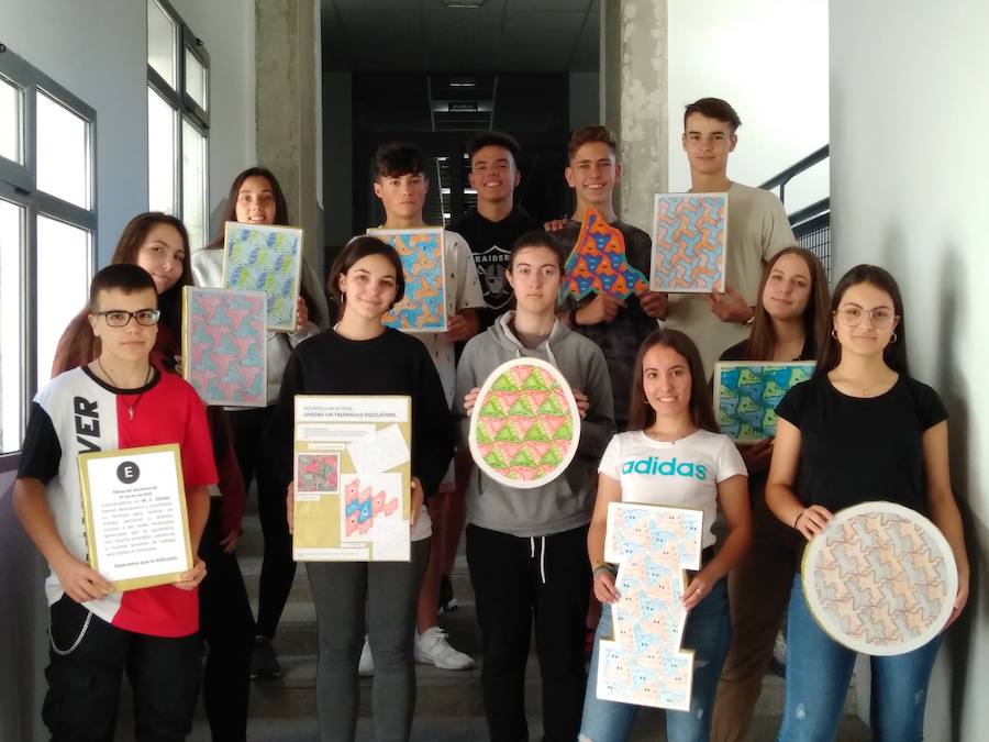 Alumnos del Francisco de Orellana llevan a cabo una exposición con figuras basadas en la geometría