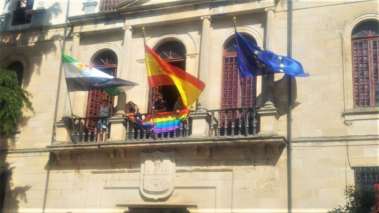 La bandera arcoiris luce en el balcón del Ayuntamiento
