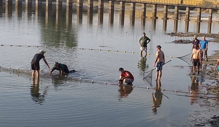 La charca de San Lázaro cierra la temporada para los pescadores