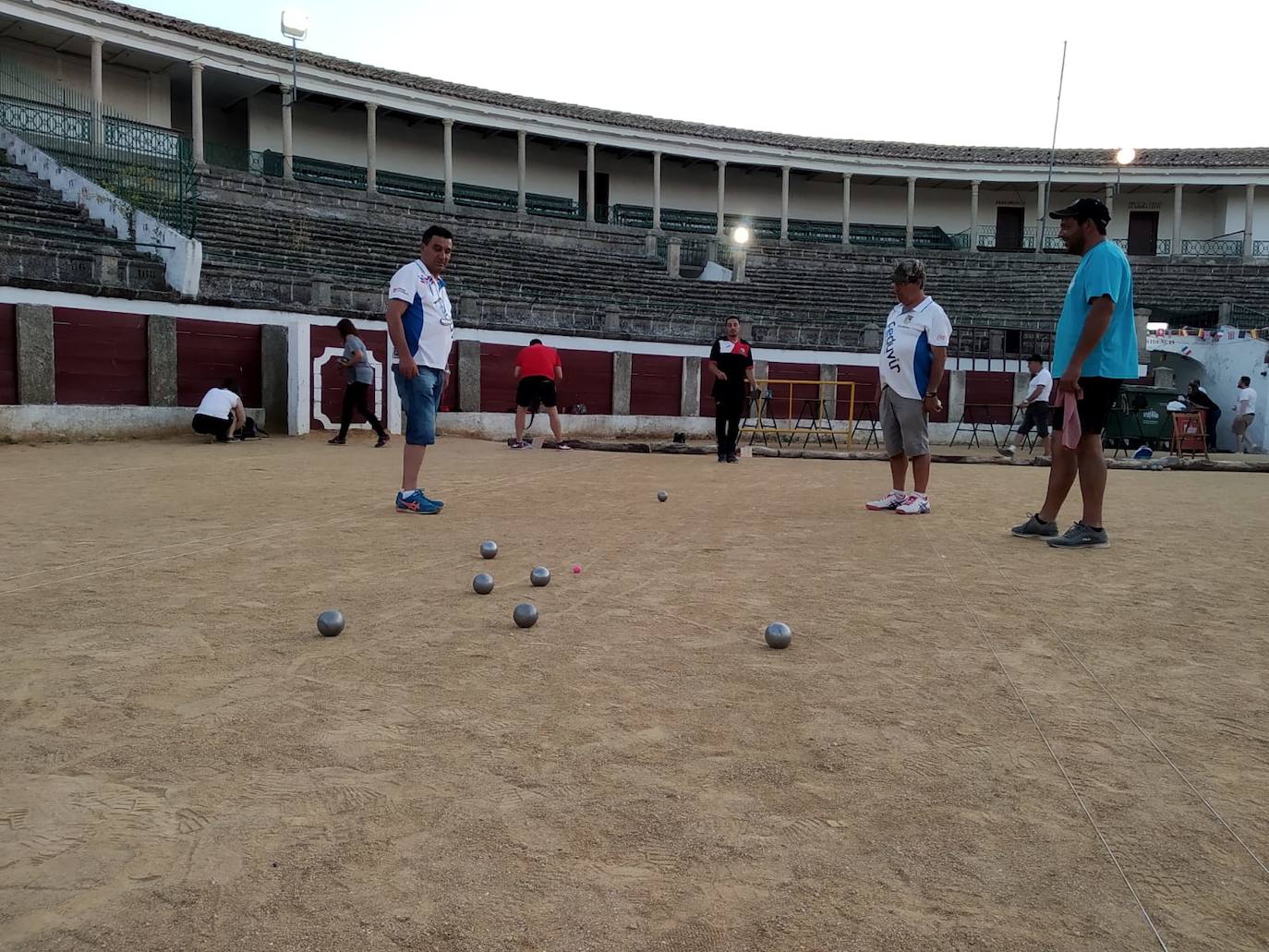 El torneo de petanca nocturno de La Piedad en la plaza de toros acoge a 28 dupletas el sábado