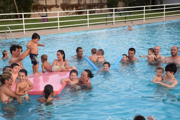 Los cursos de natación han incluido una quincena para menores de tres años