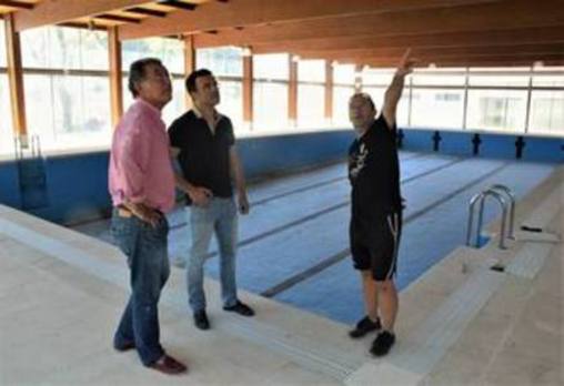 Obras ya trabaja para la futura apertura de la piscina climatizada