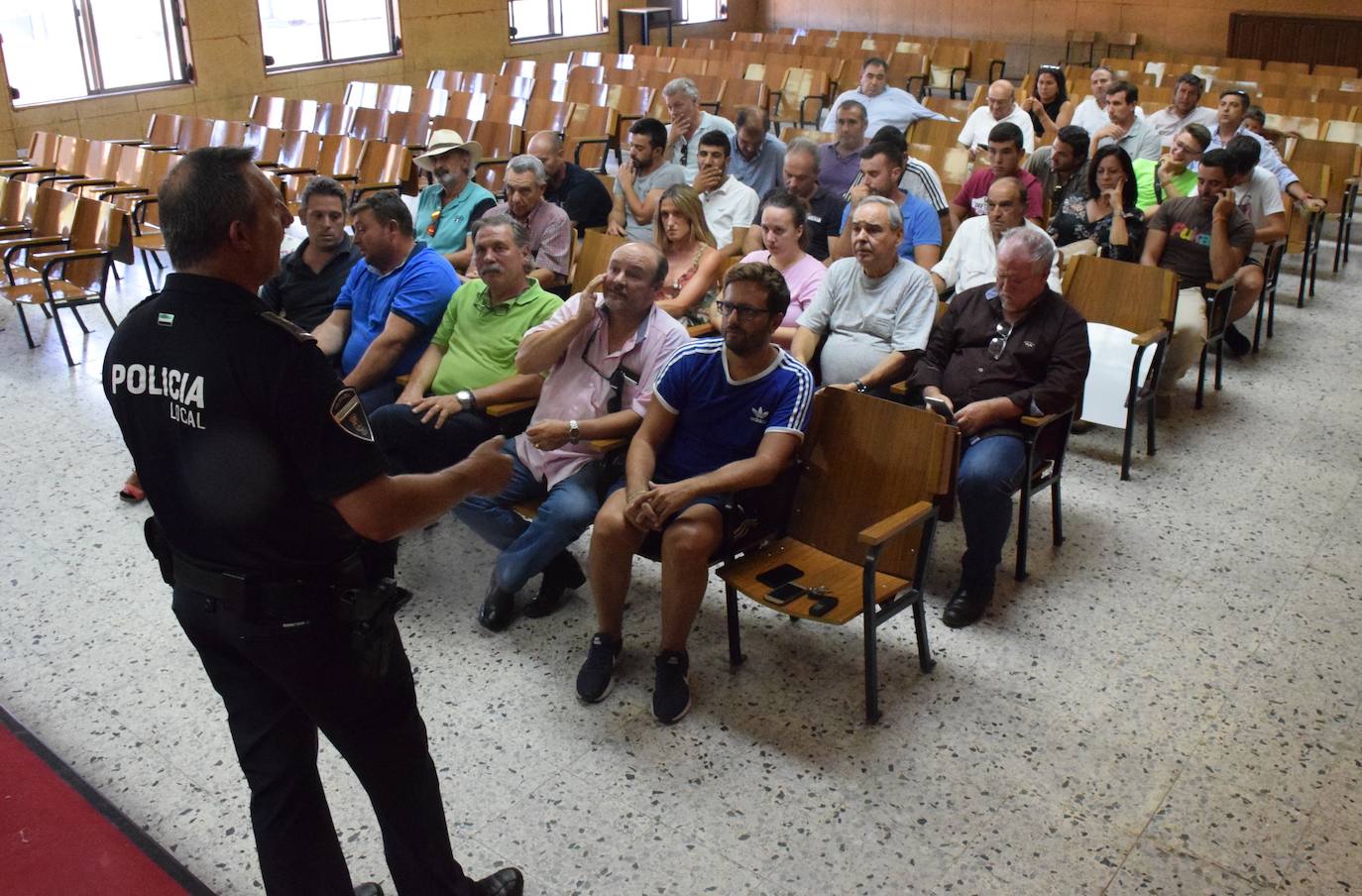 El oficial jefe de la Policía y los jinetes llegan a acuerdos para circular por la población