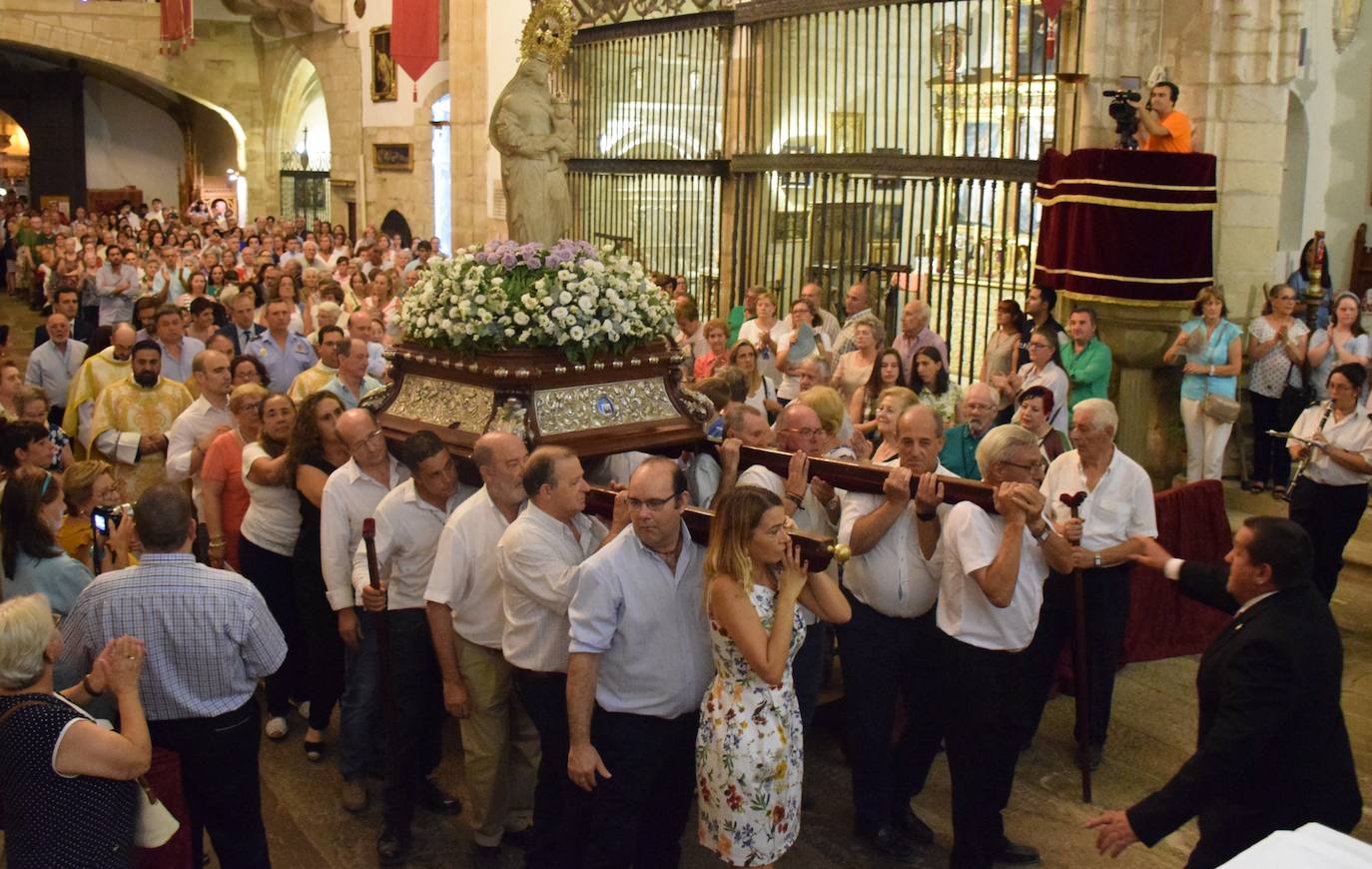 La Patrona baja, en procesión, a la iglesia de San Martín, arropada por decenas de personas