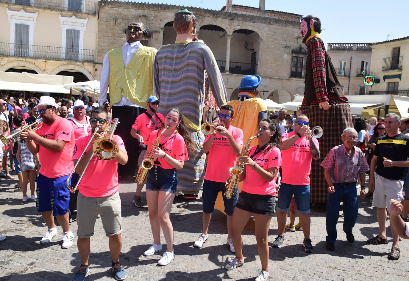 El calor, protagonista junto a cientos de participantes en la jornada festiva de ayer
