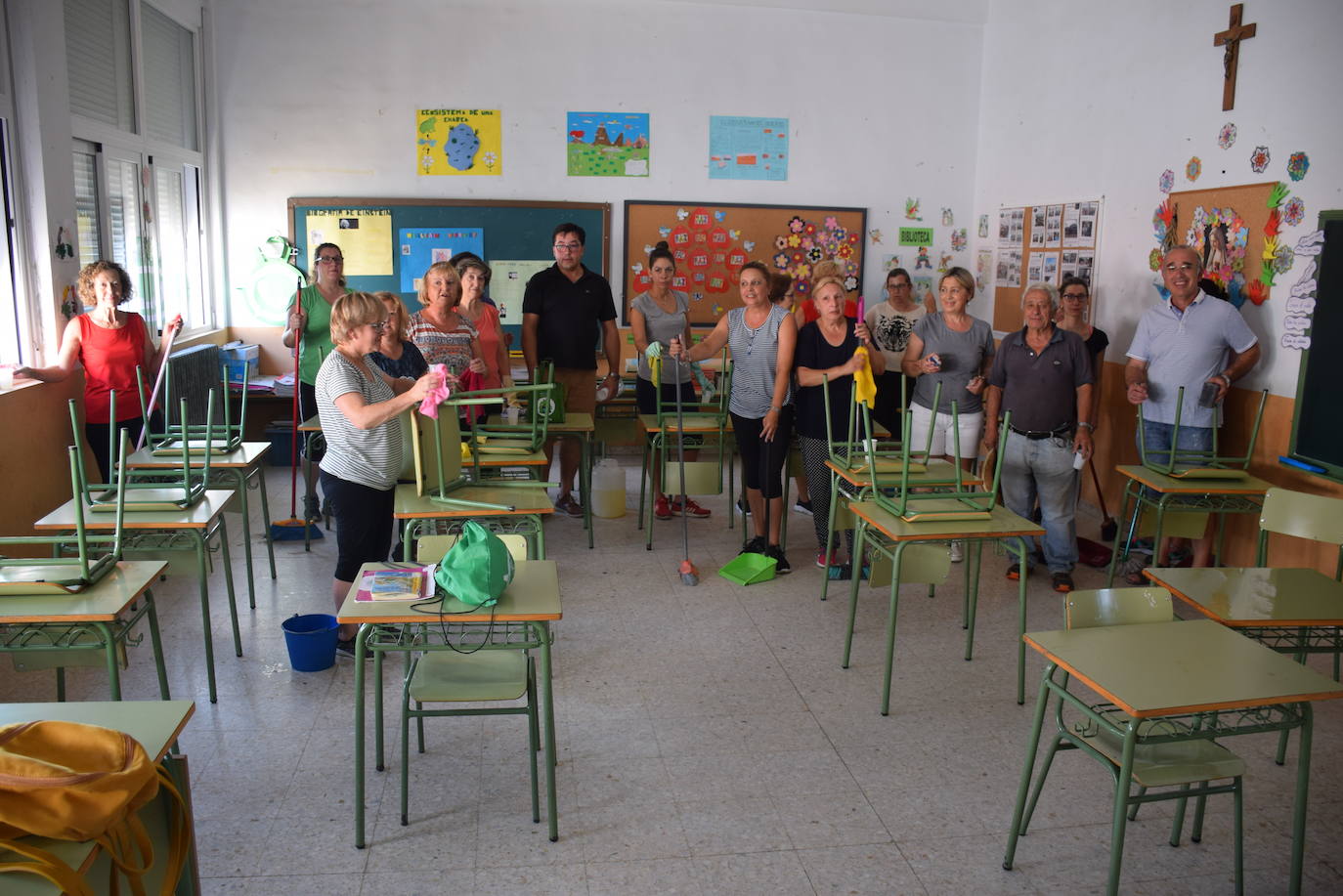 Madroñera limpia el colegio y la guardería con grupos de voluntarios