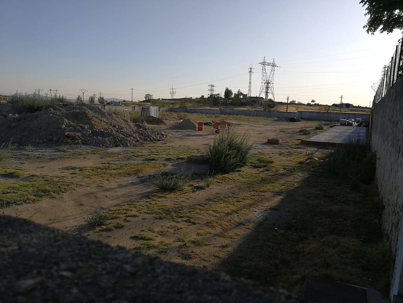 Paradas las obras del proyecto deportivo junto al campo de fútbol