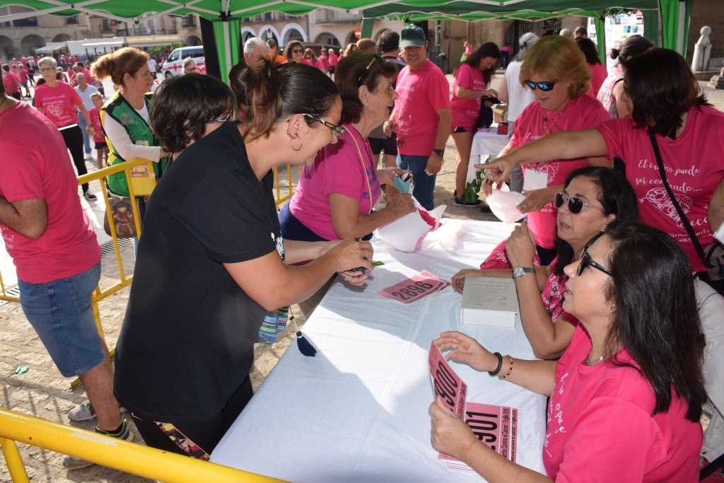 Marcha contra el cáncer tiñe de rosa las calles de Trujillo