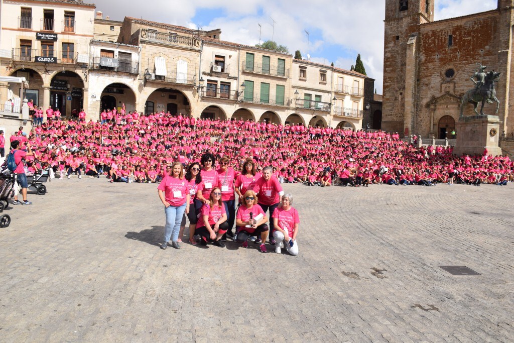 Marcha contra el cáncer tiñe de rosa las calles de Trujillo