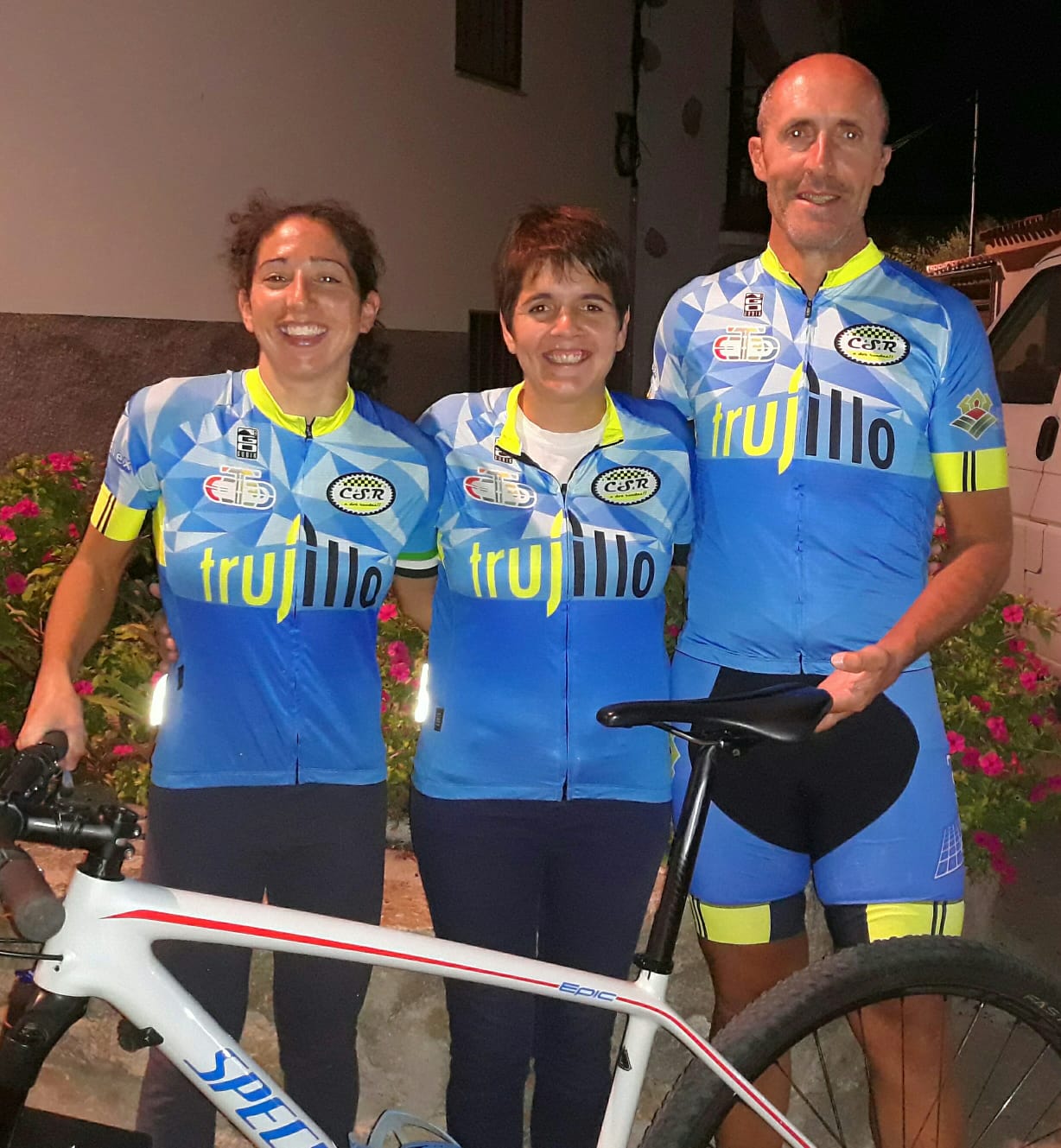 Los ciclistas trujillanos Cristina Barrado y Juan Andrés Sánchez, en 'Non Stop Madrid-Lisboa'