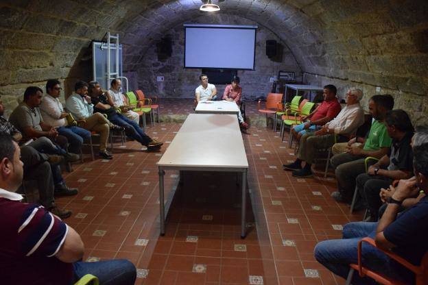 El concejal de Obras toma nota de las quejas que tienen los constructores