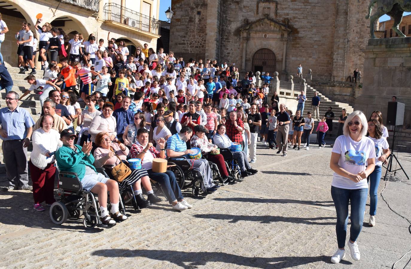 Aspace reivindica los derechos de las personas con parálisis cerebral en una actividad en la plaza Mayor