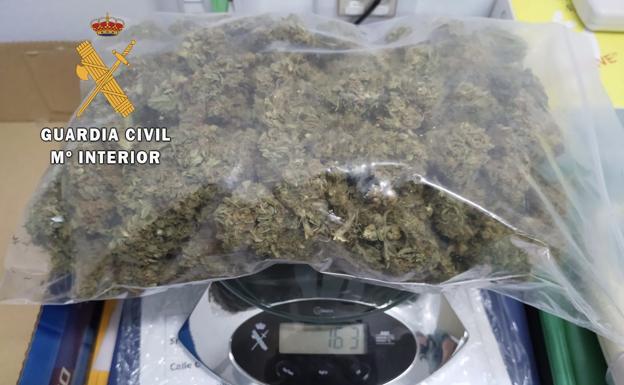 La Guardia Civil detiene a dos jóvenes en Trujillo y Losar con droga preparada para su venta