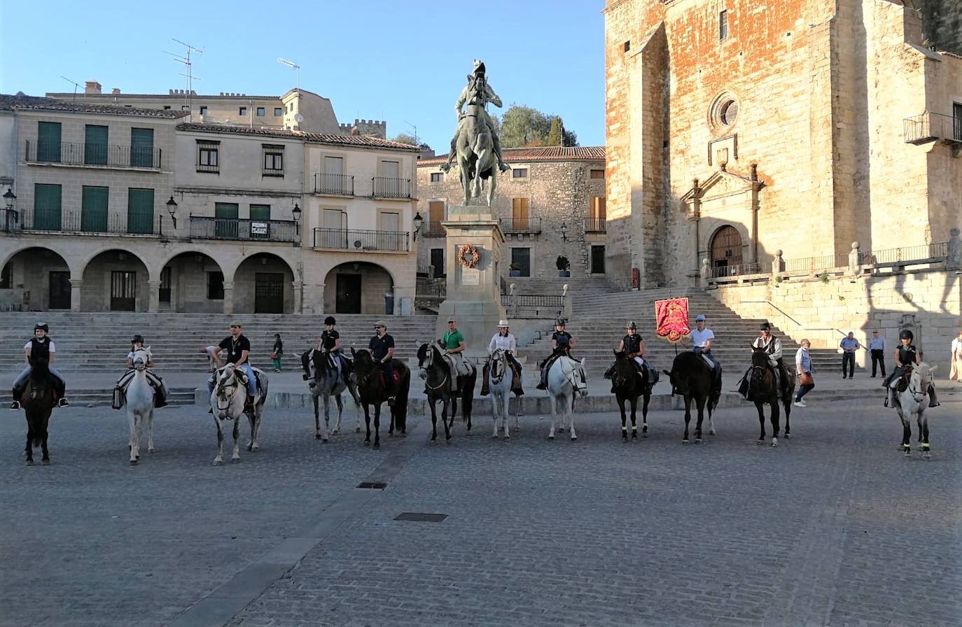 Más de 200 caballistas hacen su parada en Trujillo camino a Guadalupe
