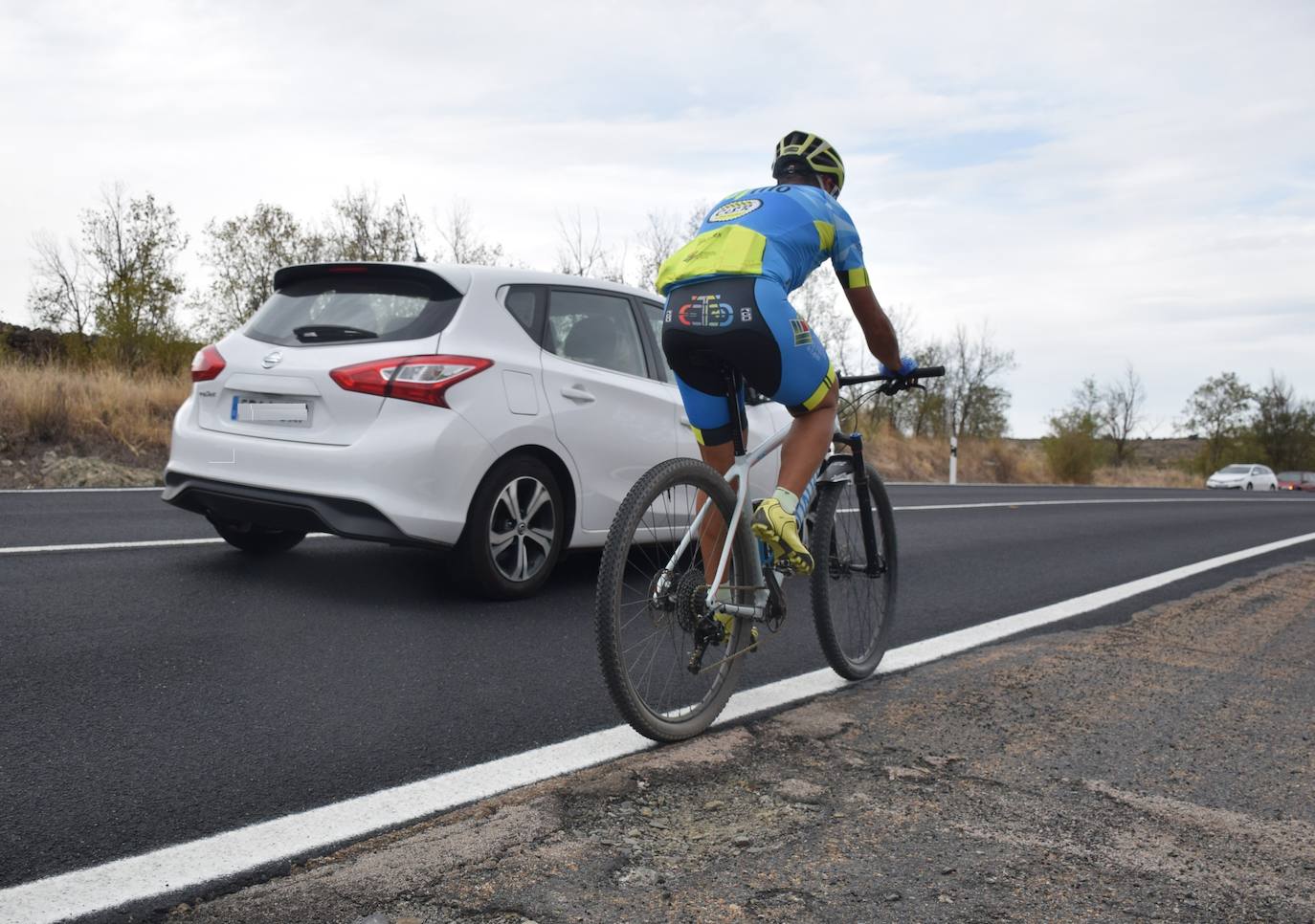 Los ciclistas piden mejoras en los arcenes de un tramo de la N-V, recien asfaltado