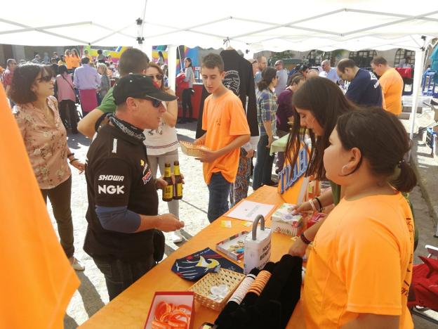 El naranja predomina en la plaza Mayor para celebrar el Día del TDAH