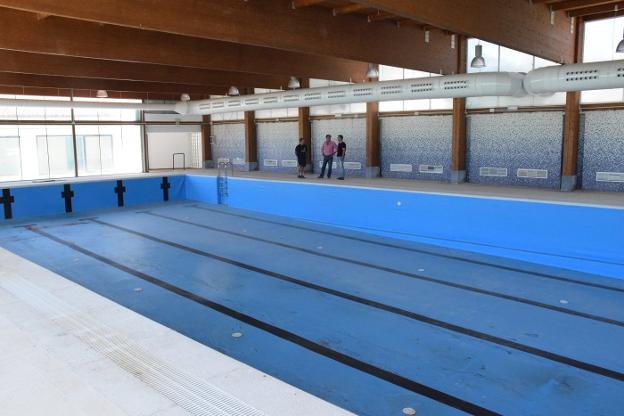 Aprueban una memoria para poner placas solares en la piscina climatizada, en un pleno con reproches